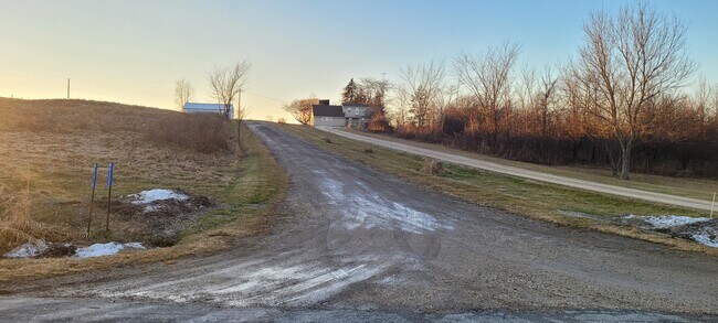 Building Photo - 9333 Skyline Dr