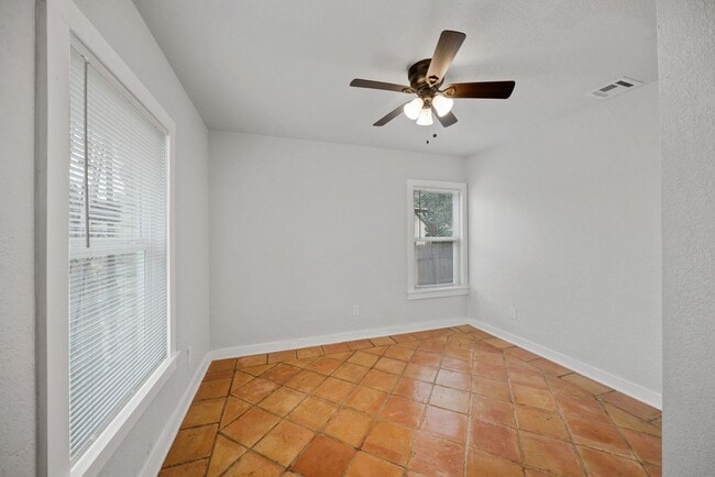 Building Photo - Charming Home Awaits: Spacious & Modern Living in a Prime Location