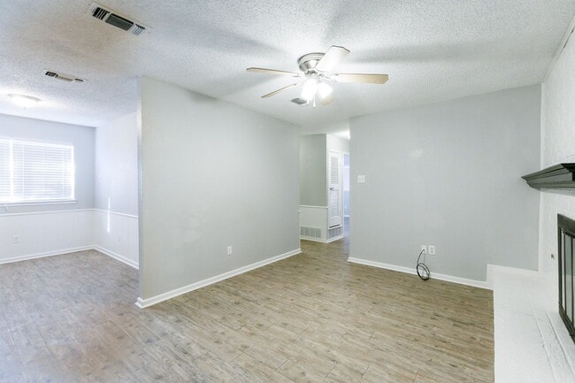 Building Photo - 3 Bedroom with 2 living rooms