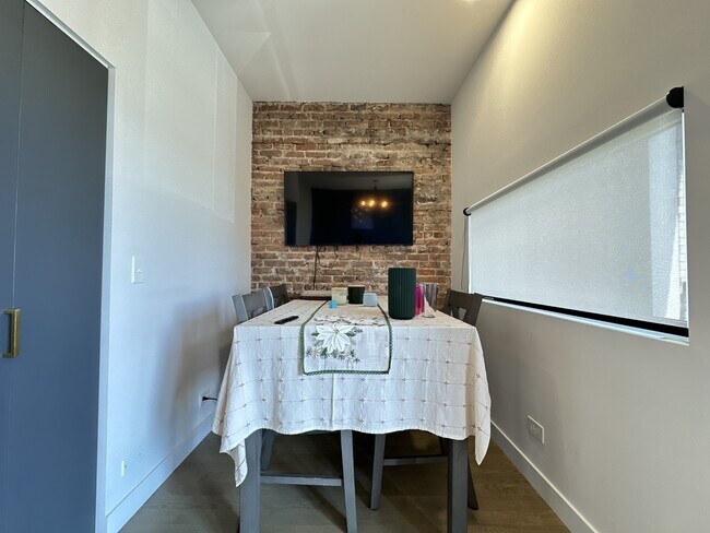 Building Photo - 908 N California Ave