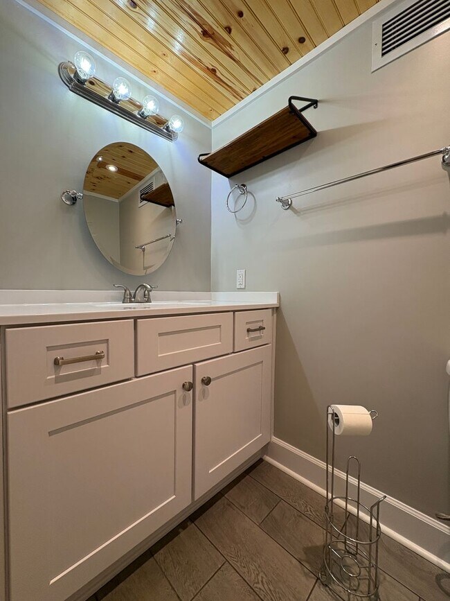 Building Photo - 2 Bedroom 2 Bathroom Condo with Pool