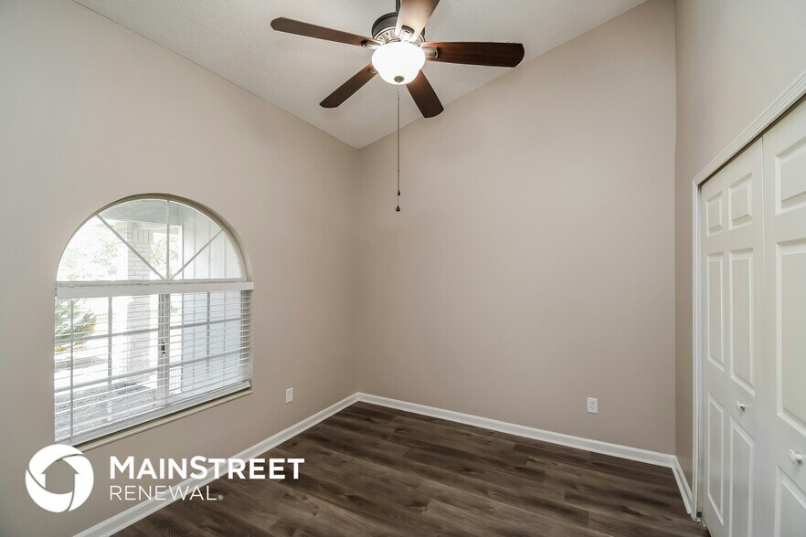 Building Photo - 8854 Rose Hill Dr N