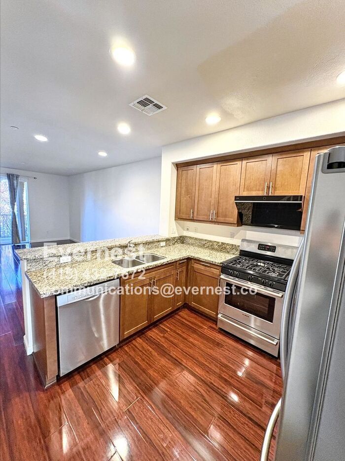 Building Photo - 764 Grandview Ter