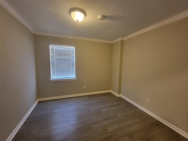Building Photo - 4015 Chapel Square Dr