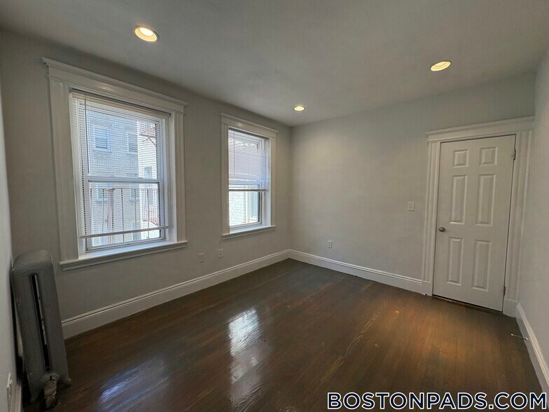 Building Photo - 111 Park Dr