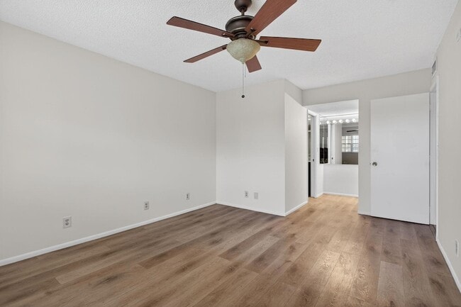 Building Photo - 2651 S Palm Aire Dr