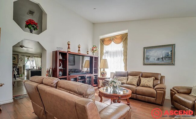 Building Photo - Spacious 5BD/2BA Home in Bakersfield's 93312 — Pool, Solar & Small Pets Welcome!