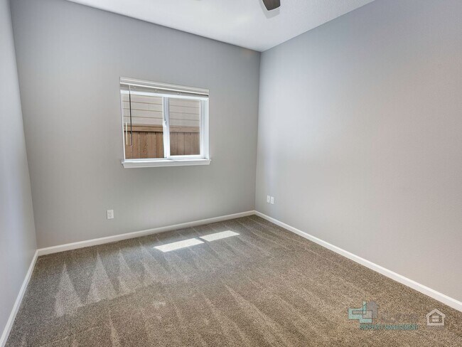 Building Photo - Spacious 4 Bedroom Home with Solar Power N...