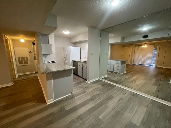 Building Photo - AUGUST MOVE IN - 2 Bedroom 2 Bathroom on t...