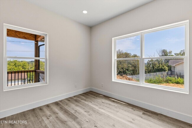Building Photo - 3900 Lilac Ave
