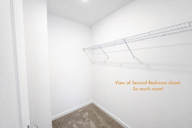 Building Photo - Like New 5 Bedroom Home with Community Amenities