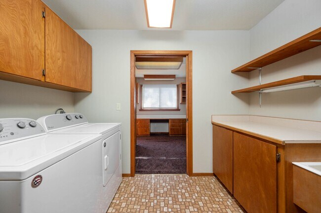 Building Photo - Beautiful home with views and in a gated c...