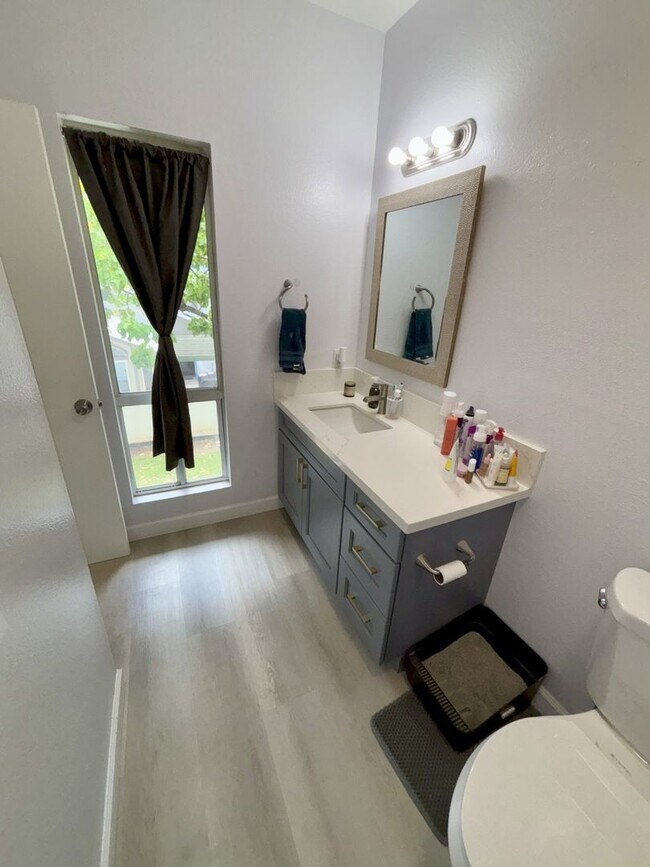 Building Photo - 2 (PRIVATE) BDRM/2-FULL (ON-SUITE) BATHS I...