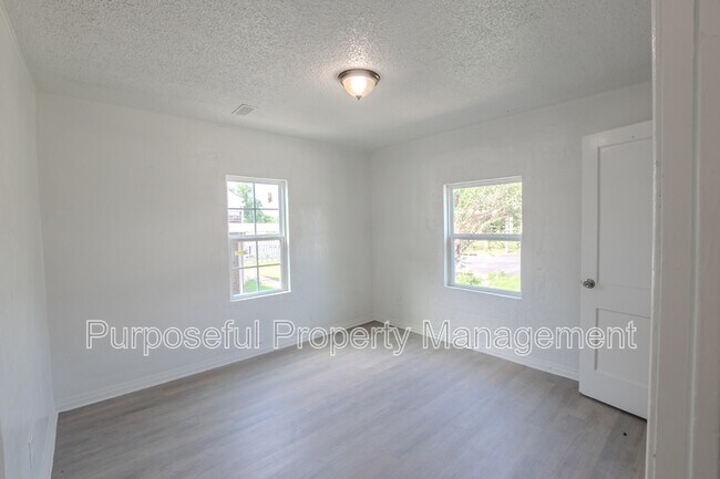 Building Photo - 2300 Miramar Blvd