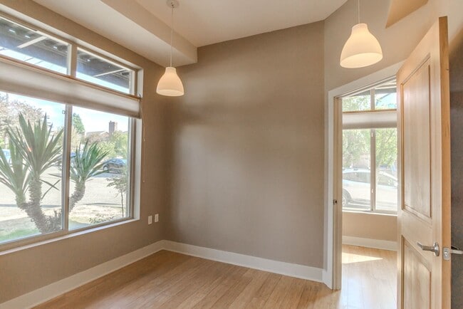 Building Photo - 3Bd/2.5Ba Seattle Townhouse