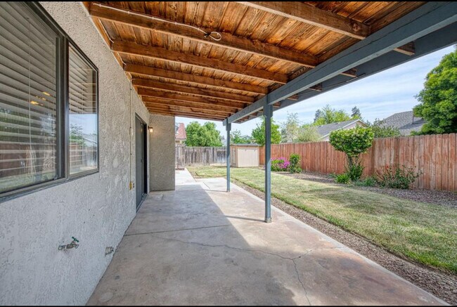 Building Photo - 6376 N Forestiere Ave