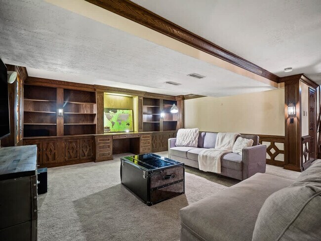 Building Photo - 1811 Breezewood Dr