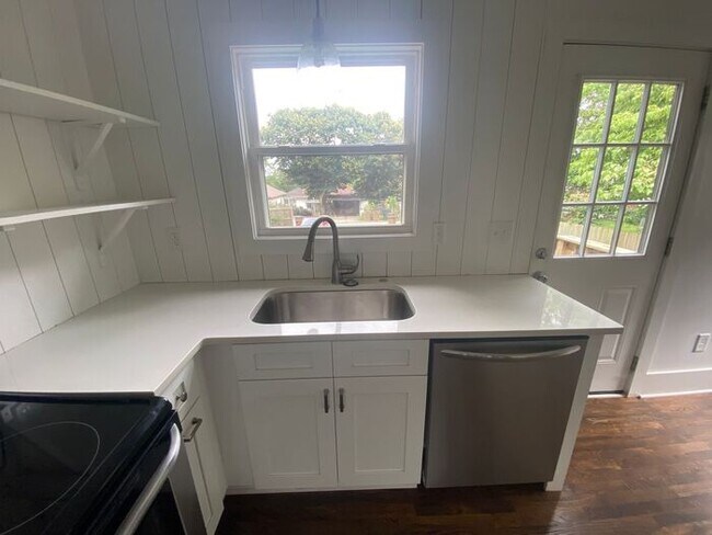 Building Photo - Amazing Updated One Bedroom in South Nashv...