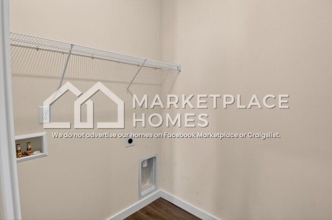 Building Photo - 4321 Scenic Mdw Dr NE