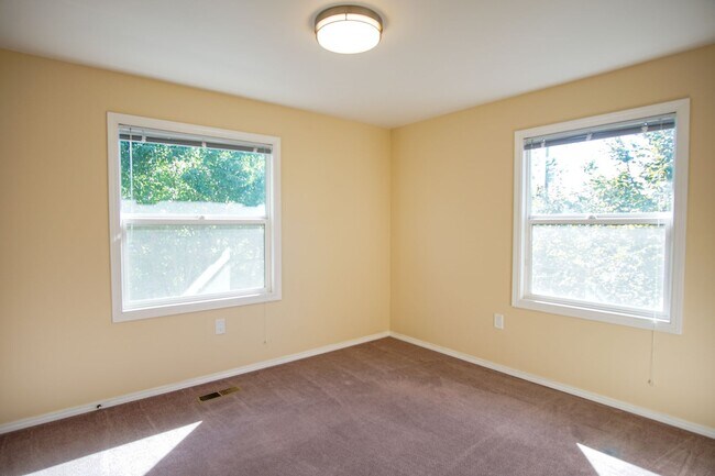 Building Photo - Delightful Rare Gem in SE Portland with Modern Amenities!