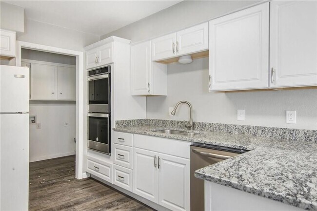 Building Photo - 2808 Golfing Green Dr