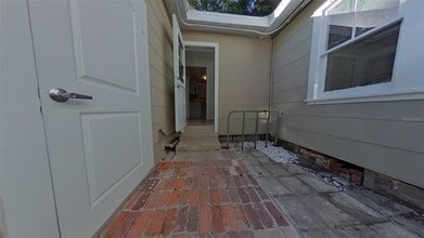 Building Photo - 327 NW 15th Terrace