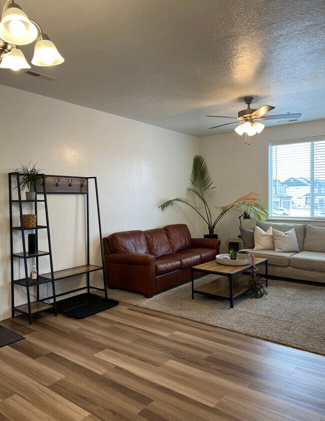 Building Photo - 664 N 380 W