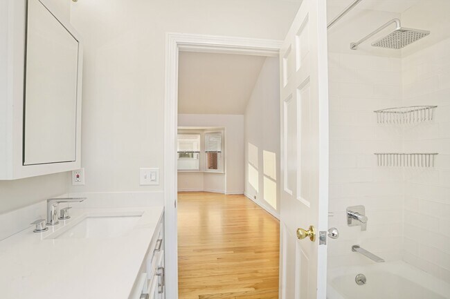 Building Photo - 52 Sherwood Pl