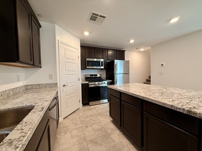 Building Photo - 3 BED 2.5 BATH 2 CAR GARAGE TOWNHOUSE W/ LOFT IN HENDERSON CADENCE COMMUNITY FEAT. COMMUNITY POOL!