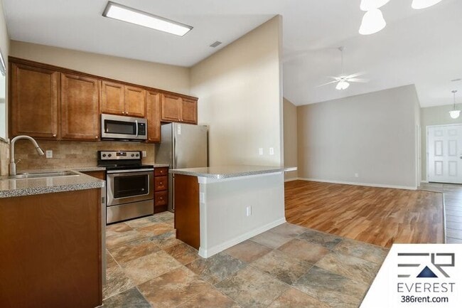 Building Photo - 27 Raintree Pl