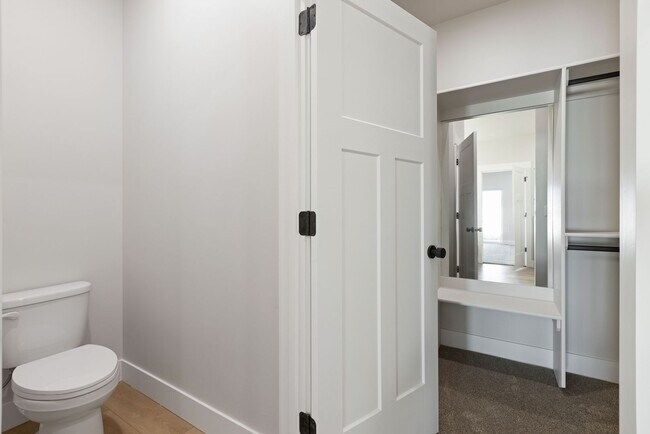 Building Photo - LEASE TAKE OVER PLEASE CALL TENANTS BRITTNEY 480-868-7733 OR Gunner Norton 480-450-0666 -FOR THIS...