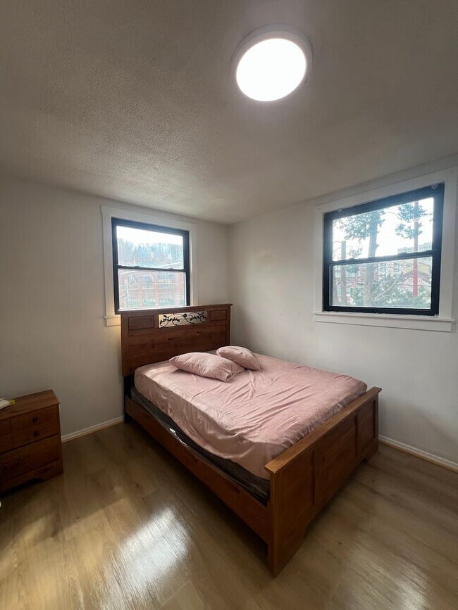 Building Photo - Spacious 5 Bedroom, 2 Bath Home