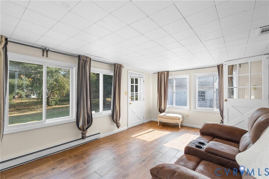 Building Photo - 1871 Pender Ave