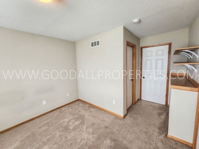 Building Photo - 2 Bedroom 2.5 Bath Townhome In West Des Mo...