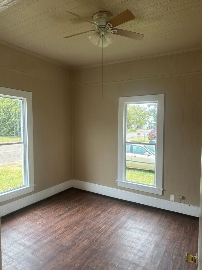 Building Photo - SECTION 8