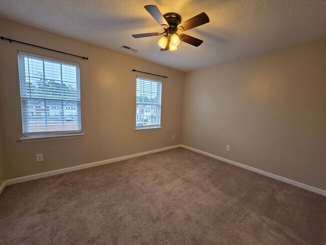 Building Photo - Modern Townhome Living in Jacksonville