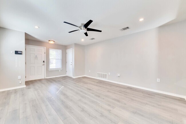 Building Photo - 5609 Silver Screen Dr