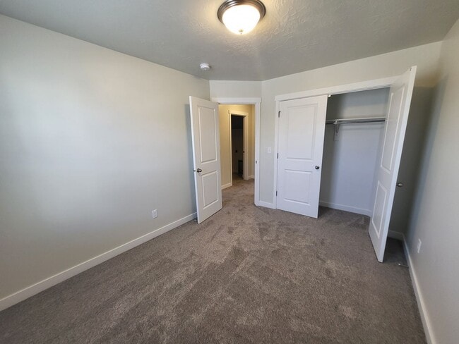 Building Photo - 3 Bedroom Townhome
