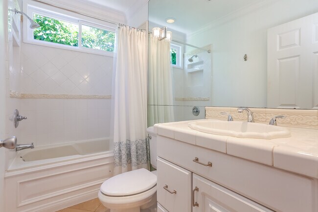 Bathroom #2 (Full) - 4059 Woodman Cyn
