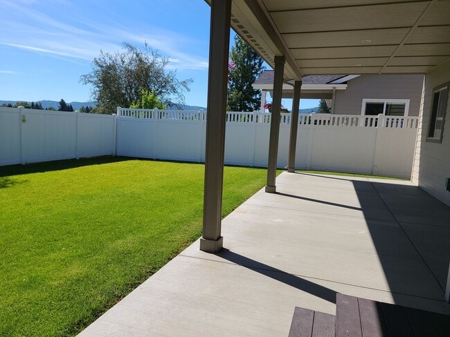 Building Photo - Beautiful Custom 3 bedroom 2 bath Home for Rent in Post Falls, ID