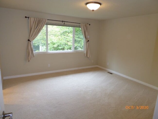 Building Photo - Beautiful 2 Story 3 Bed 2.5 Bath