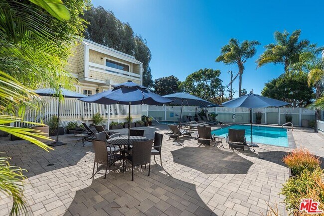 Building Photo - 3516 Vía Dolce