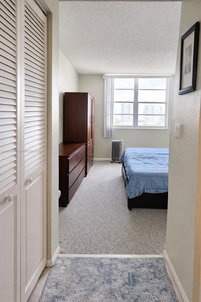 Building Photo - 500 Bayview Dr