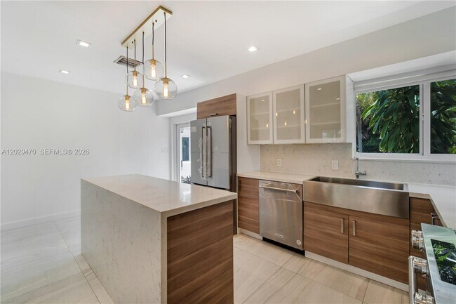 Building Photo - 550 W 49th St