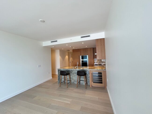 Building Photo - Luxury 1-Bedroom Kakaako Apartment