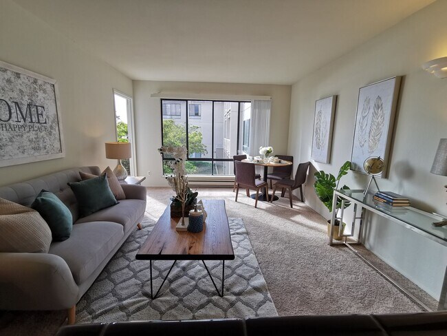 Building Photo - One Bedroom Condo Available in Watergate C...