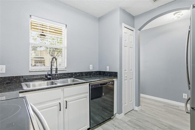 Building Photo - 208 Dragons Fire Pl