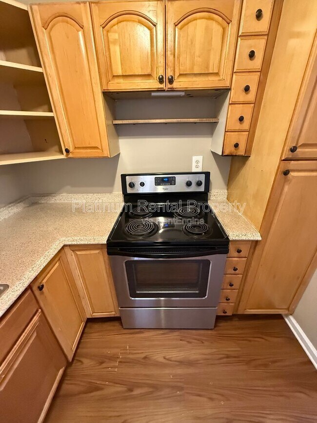 Building Photo - 97 Benson St