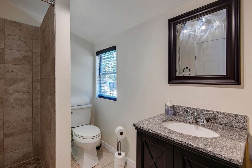 Building Photo - 108 E Flora St