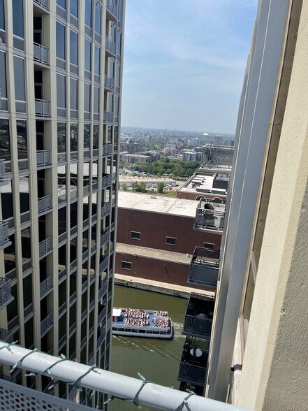 Balcony West View - 720 N Larrabee St Unit 1707